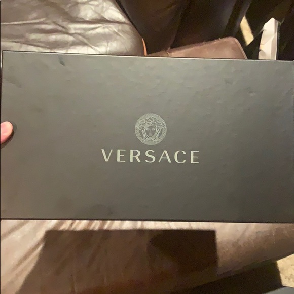 Versace shoes come with box and bag as well - Picture 5 of 8